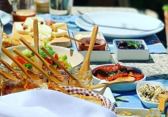 Alaçatı Demlik Kahvaltı&Cafe - İzmir Mekan Rehberi