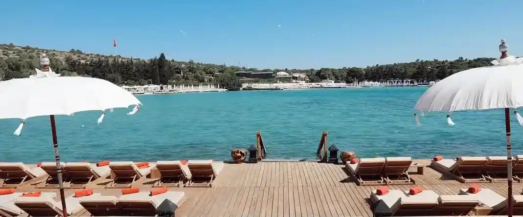 Aya Yorgi Beach Club Rehberi 2026: Giriş Ücretleri, Harcama Limitleri