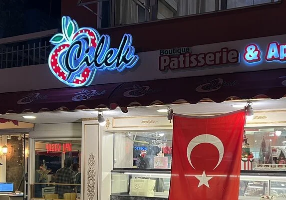 Çilek Pastanesi Girne Bostanlı - İzmir Mekan Rehberi