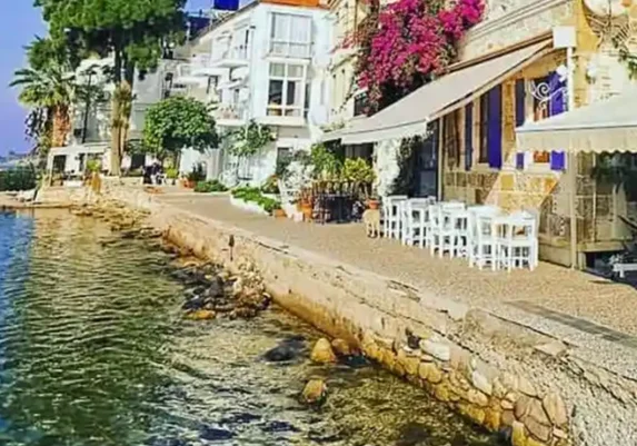 Kavala Cafe & Winehouse - İzmir Mekan Rehberi