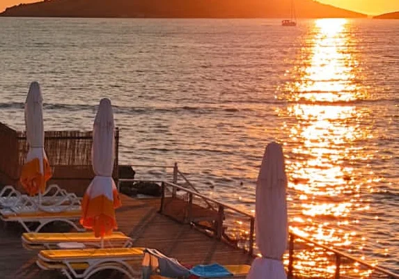 Lighthouse Beach Phokaia - İzmir Mekan Rehberi