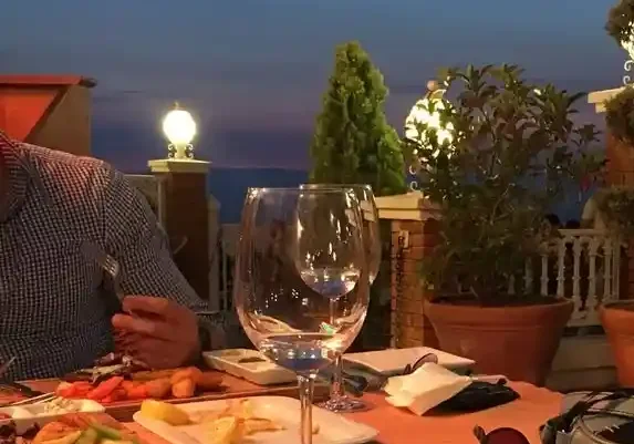 Tarihi Asansör Restoran İzmir - İzmir Mekan Rehberi