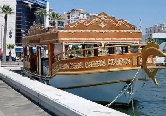 Tarihi Konak Balıkçısı - İzmir Mekan Rehberi