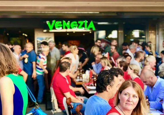 Venezia Cafe Bar - İzmir Mekan Rehberi