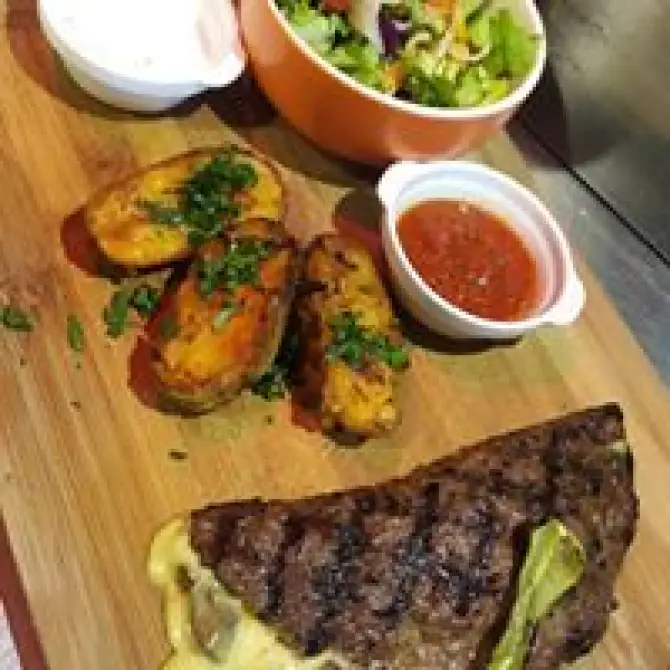 Yolo Art & Lounge - İzmir Mekan Rehberi