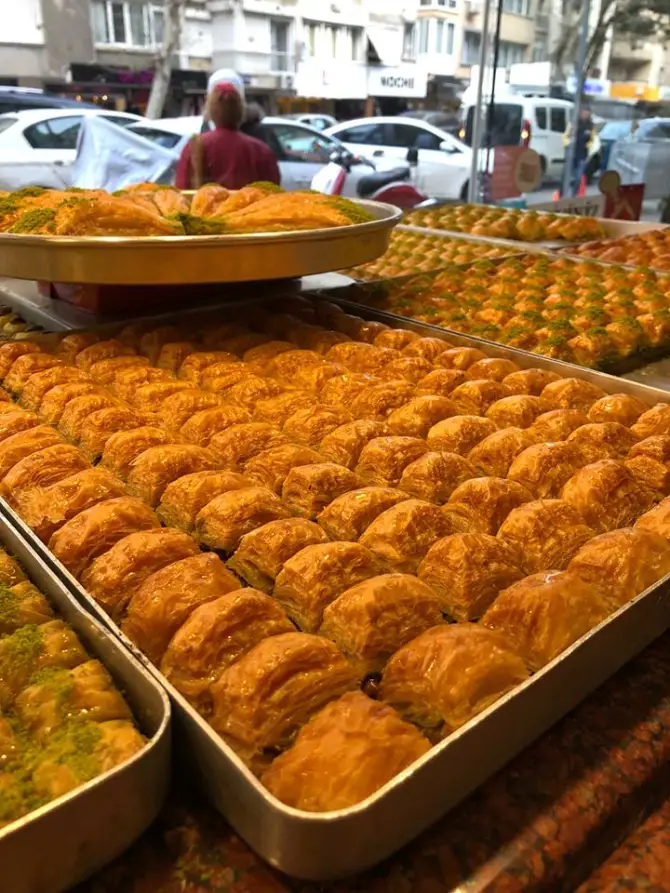 Meşhur Sıdık Usta Tatlıları - İzmir Mekan Rehberi