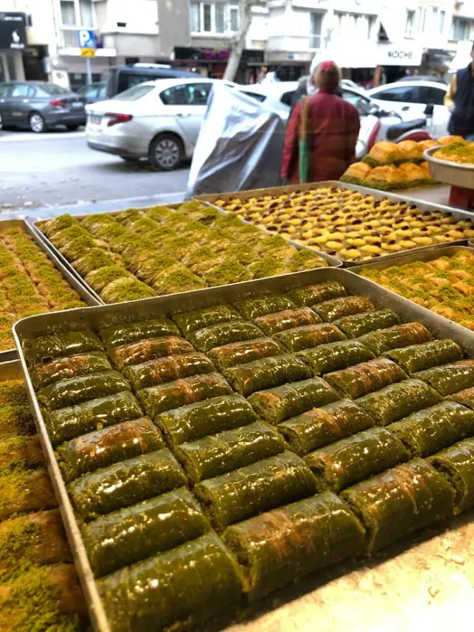 Meşhur Sıdık Usta Tatlıları - İzmir Mekan Rehberi