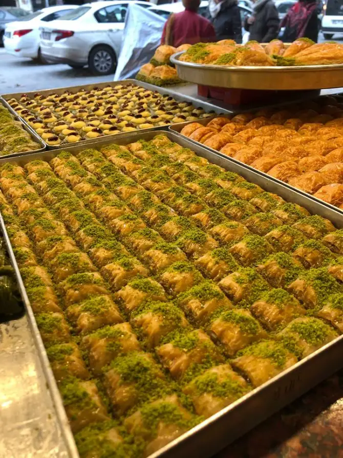 Meşhur Sıdık Usta Tatlıları - İzmir Mekan Rehberi
