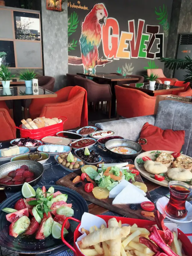 Geveze Lounge - İzmir Mekan Rehberi