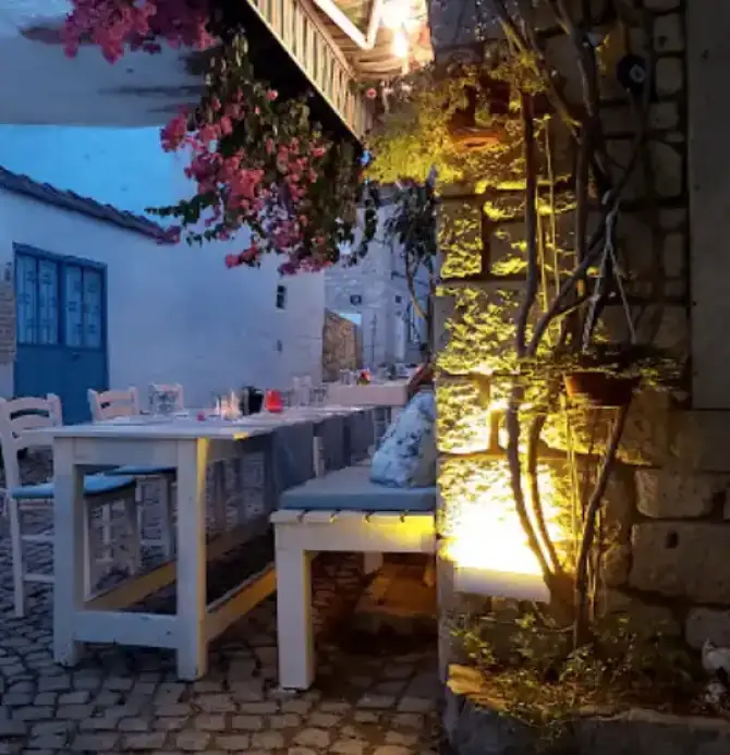 Azize Alaçatı Meyhanesi - İzmir Mekan Rehberi