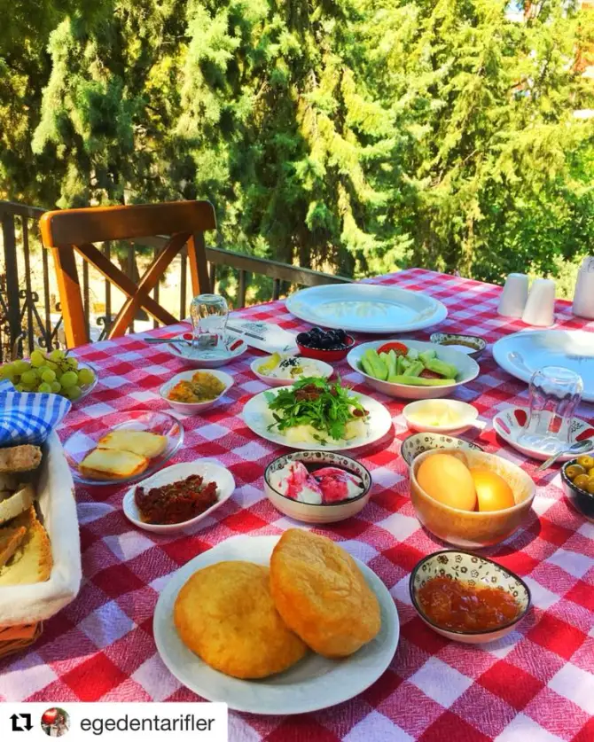 Ağaçlı Ev - İzmir Mekan Rehberi