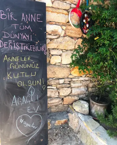 Ağaçlı Ev - İzmir Mekan Rehberi