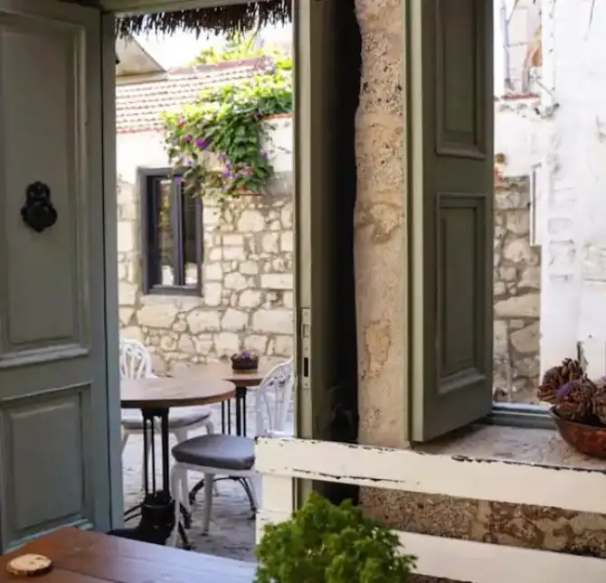 Alaca Resto Bar - İzmir Mekan Rehberi