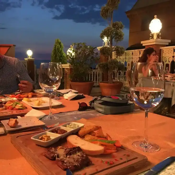 Tarihi Asansör Restoran İzmir - İzmir Mekan Rehberi