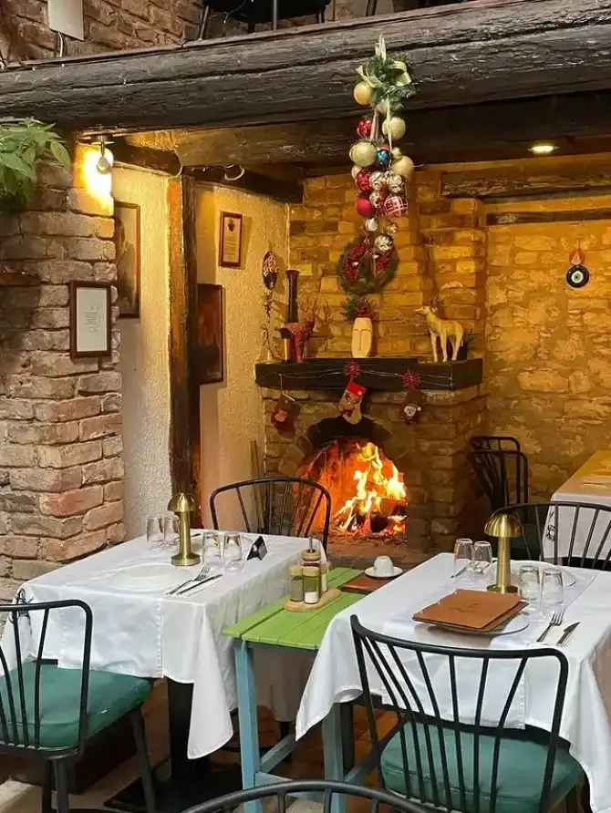 Avlu Urla Bistro & Bar & Patisserie - İzmir Mekan Rehberi