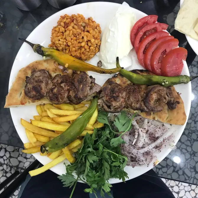 Ayipek Döner Kebap Salonu - İzmir Mekan Rehberi
