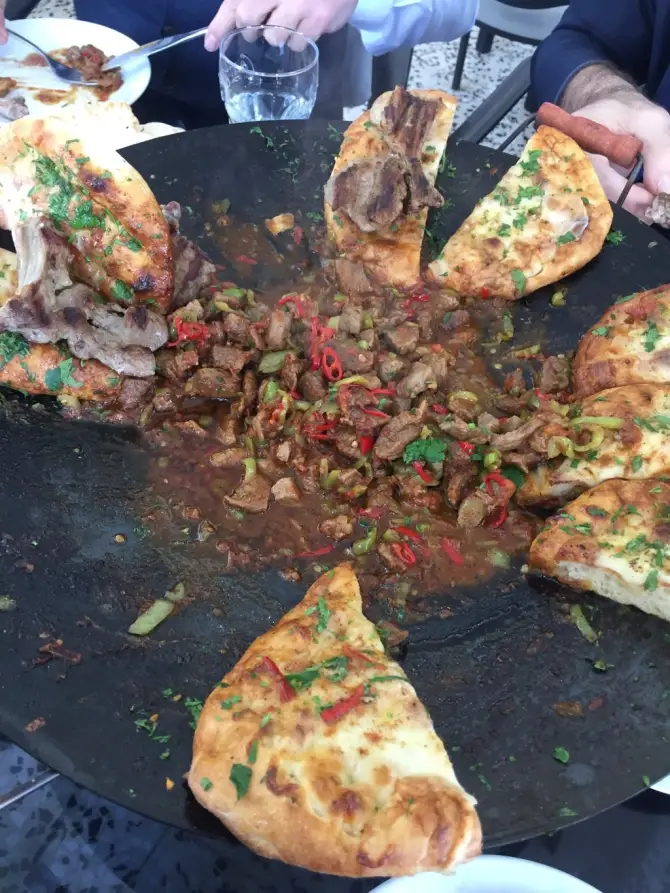 Ayipek Döner Kebap Salonu - İzmir Mekan Rehberi