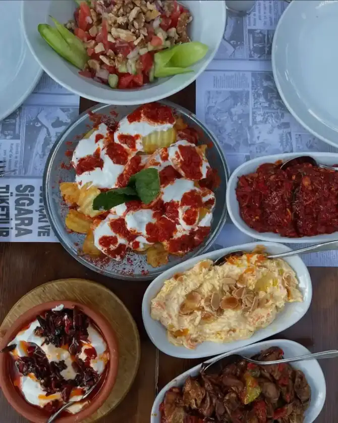 Azize Meyhanesi Bayraklı - İzmir Mekan Rehberi