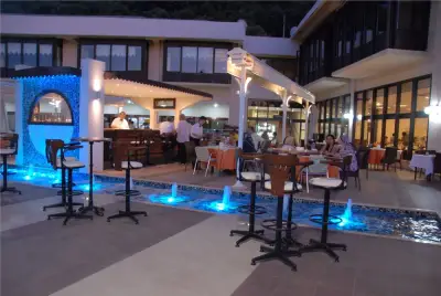balcova termal otel havuz başı
