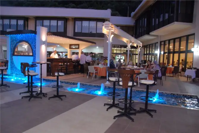 balcova termal otel havuz başı