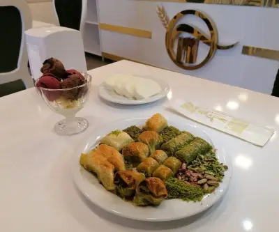 Bergama Hacıoğlu Baklava & Künefe - İzmir Mekan Rehberi