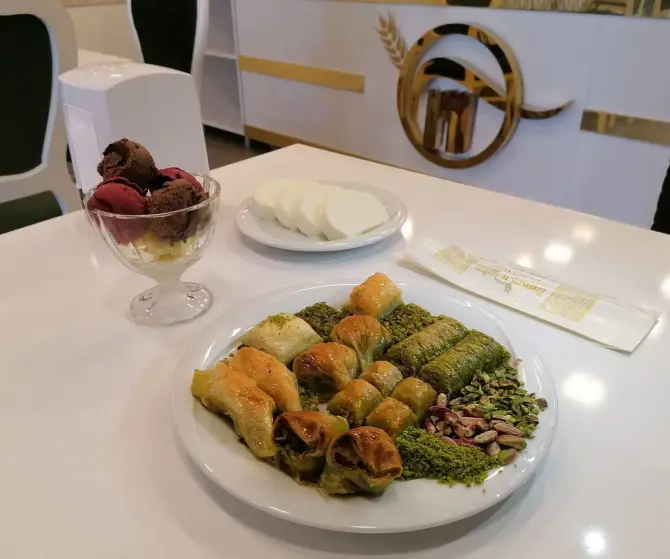Bergama Hacıoğlu Baklava & Künefe - İzmir Mekan Rehberi