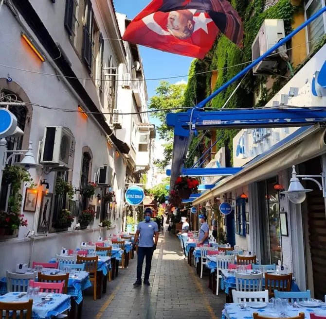 Beyaz Konak Meyhane - İzmir Mekan Rehberi