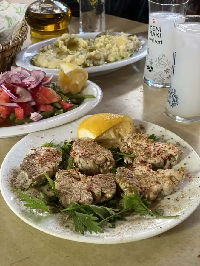 Bizim Köfteci Hidayet - İzmir Mekan Rehberi