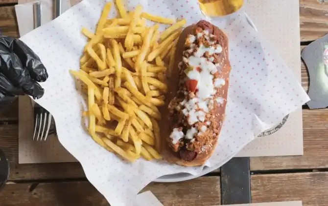 Bombardier Hotdog - İzmir Mekan Rehberi