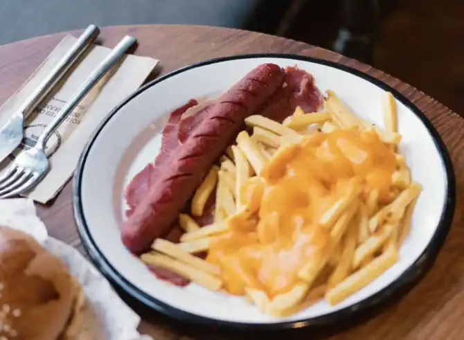 Bombardier Hotdog - İzmir Mekan Rehberi