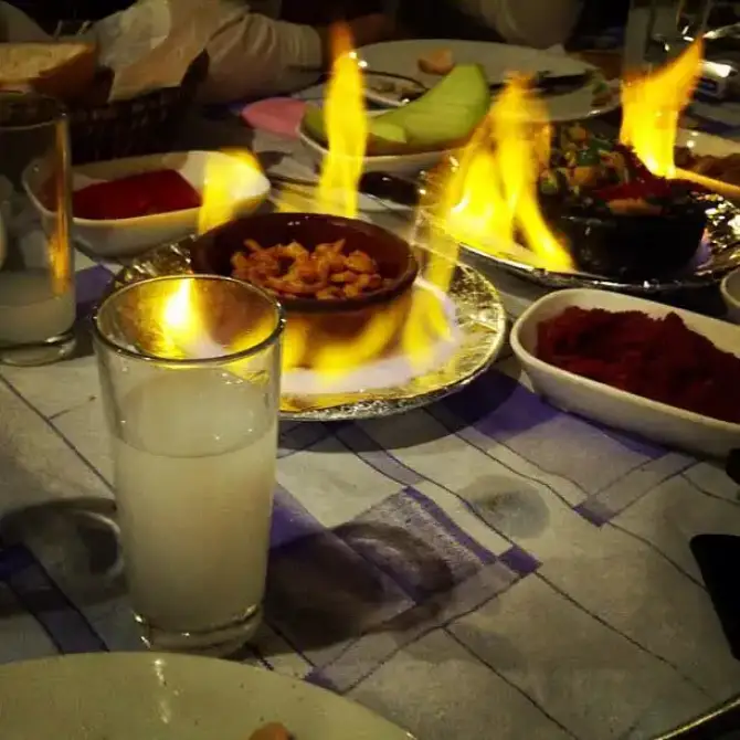 Bonjour Balık & Güveç Evi - İzmir Mekan Rehberi