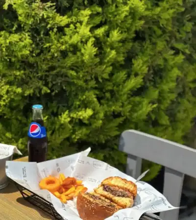 Neones Burger Çiğli  fotoğraf 3 - İzmir Mekan Rehberi