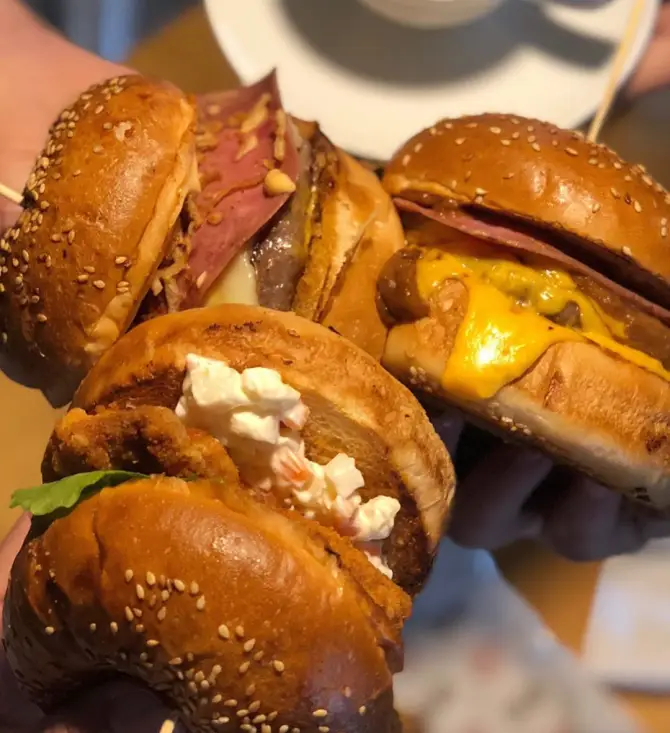 Burger Republic Karşıyaka - İzmir Mekan Rehberi