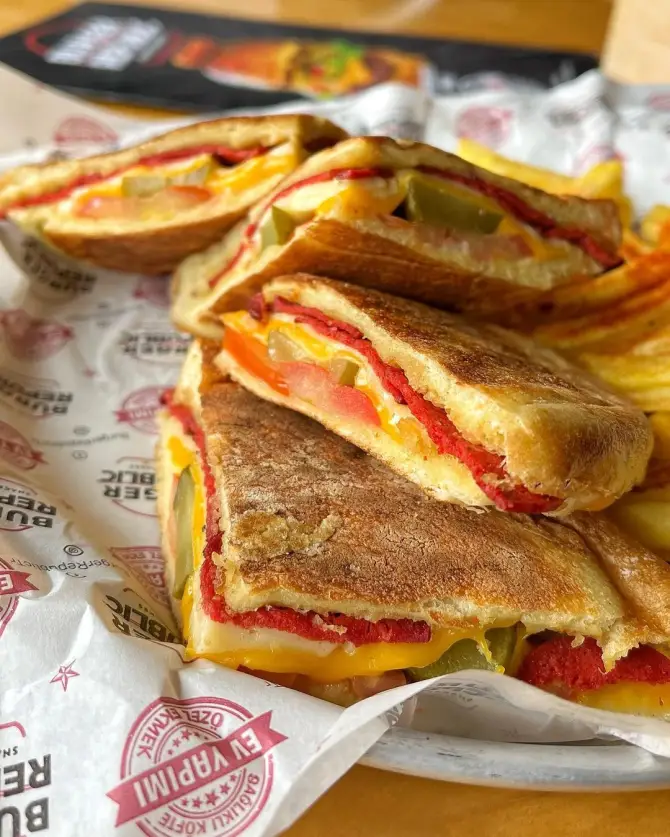 Burger Republic Karşıyaka - İzmir Mekan Rehberi