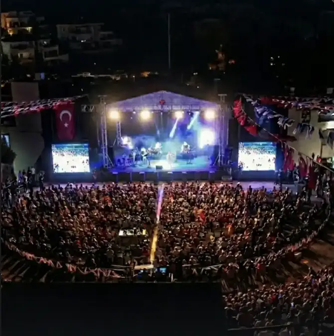 Çeşme Açıkhava Tiyatrosu - İzmir Mekan Rehberi