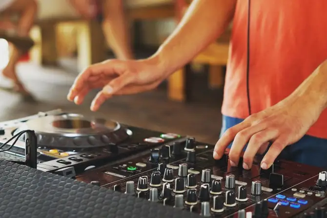 Shayna Beach Club - İzmir Mekan Rehberi