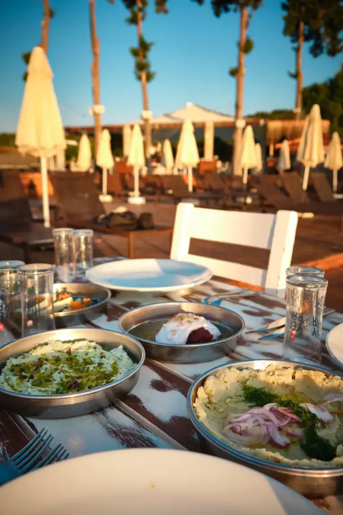Cove Arası Meyhane - İzmir Mekan Rehberi