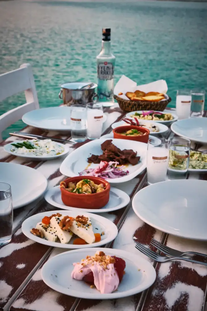 Cove Arası Meyhane - İzmir Mekan Rehberi