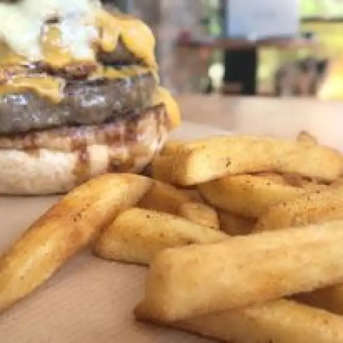 C Plus Organic & Gourmet Burger  - İzmir Mekan Rehberi