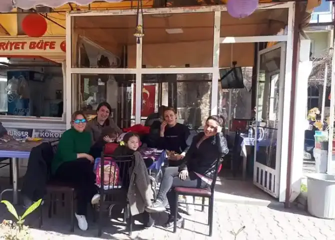 Cumhuriyet Büfe Kiraz - İzmir Mekan Rehberi
