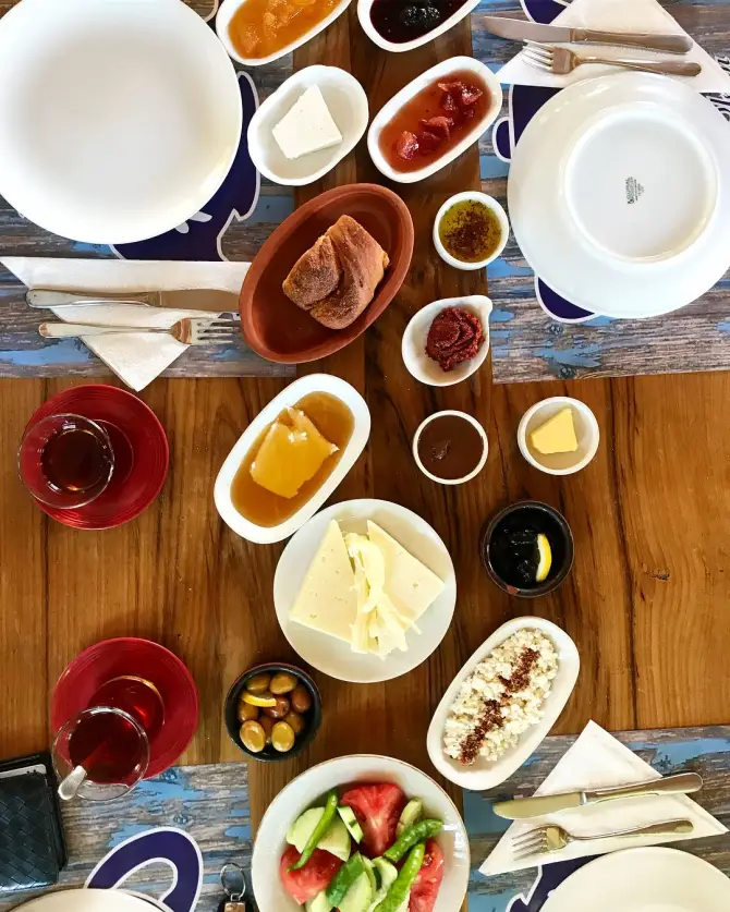 Alaçatı Demlik Kahvaltı&Cafe - İzmir Mekan Rehberi
