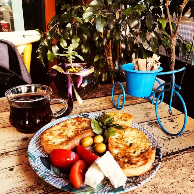 Enfes Şeyler Cafe & Bistro - İzmir Mekan Rehberi