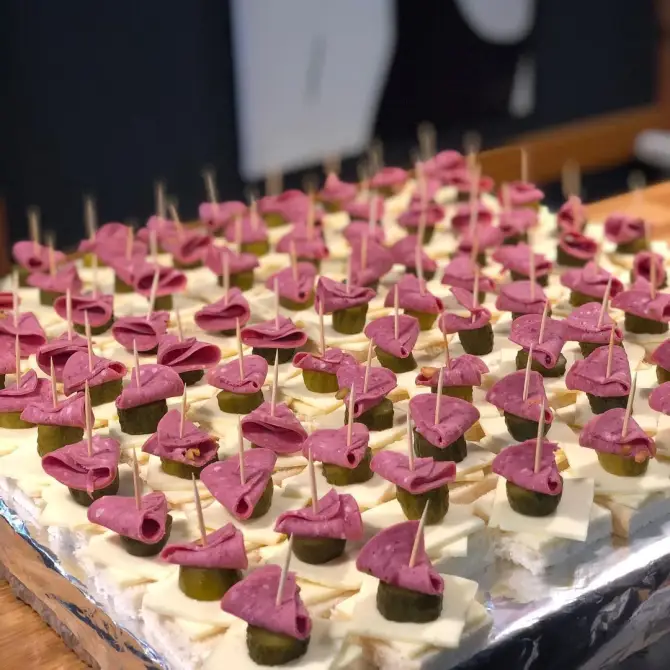 Enfes Şeyler Cafe & Bistro - İzmir Mekan Rehberi
