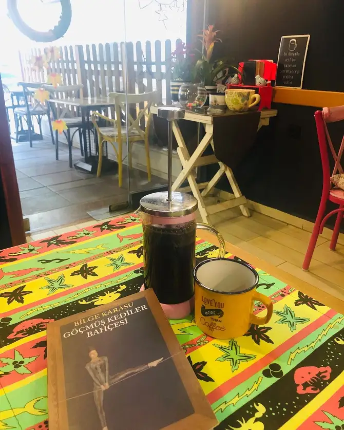 Enfes Şeyler Cafe & Bistro - İzmir Mekan Rehberi