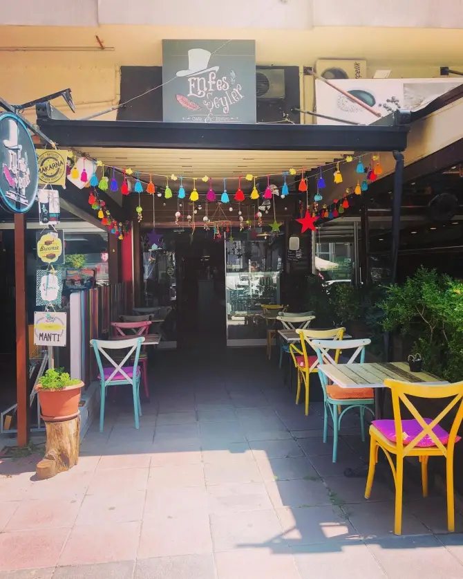 Enfes Şeyler Cafe & Bistro - İzmir Mekan Rehberi