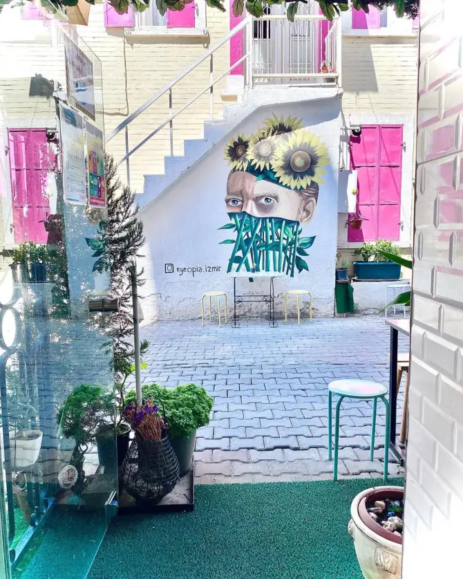 Eye Opia Karataş - İzmir Mekan Rehberi