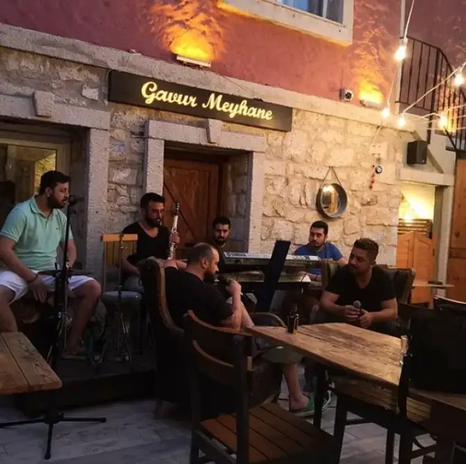 Gavur Meyhane Alaçatı - İzmir Mekan Rehberi