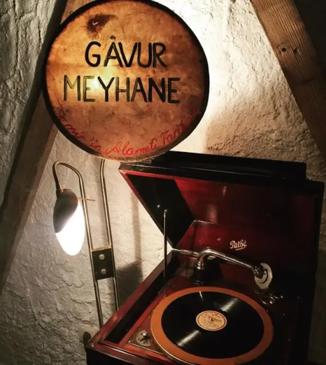 Gavur Meyhane Alaçatı - İzmir Mekan Rehberi