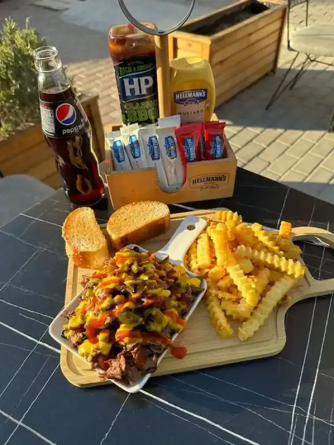 Golden Fingers Burger & Cheesesteak - İzmir Mekan Rehberi