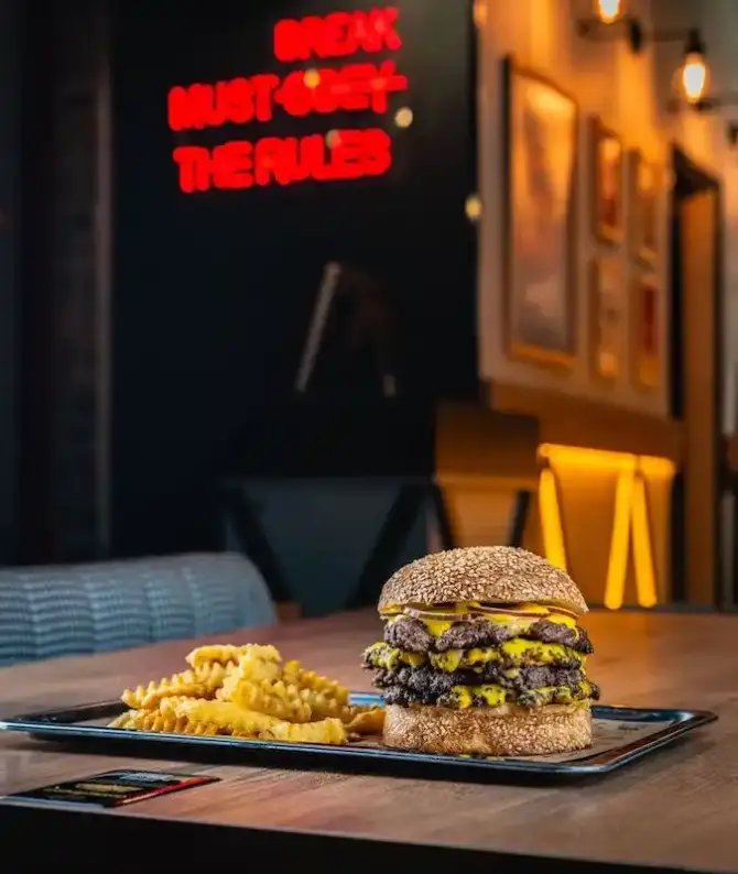 Golden Fingers Burger & Cheesesteak - İzmir Mekan Rehberi